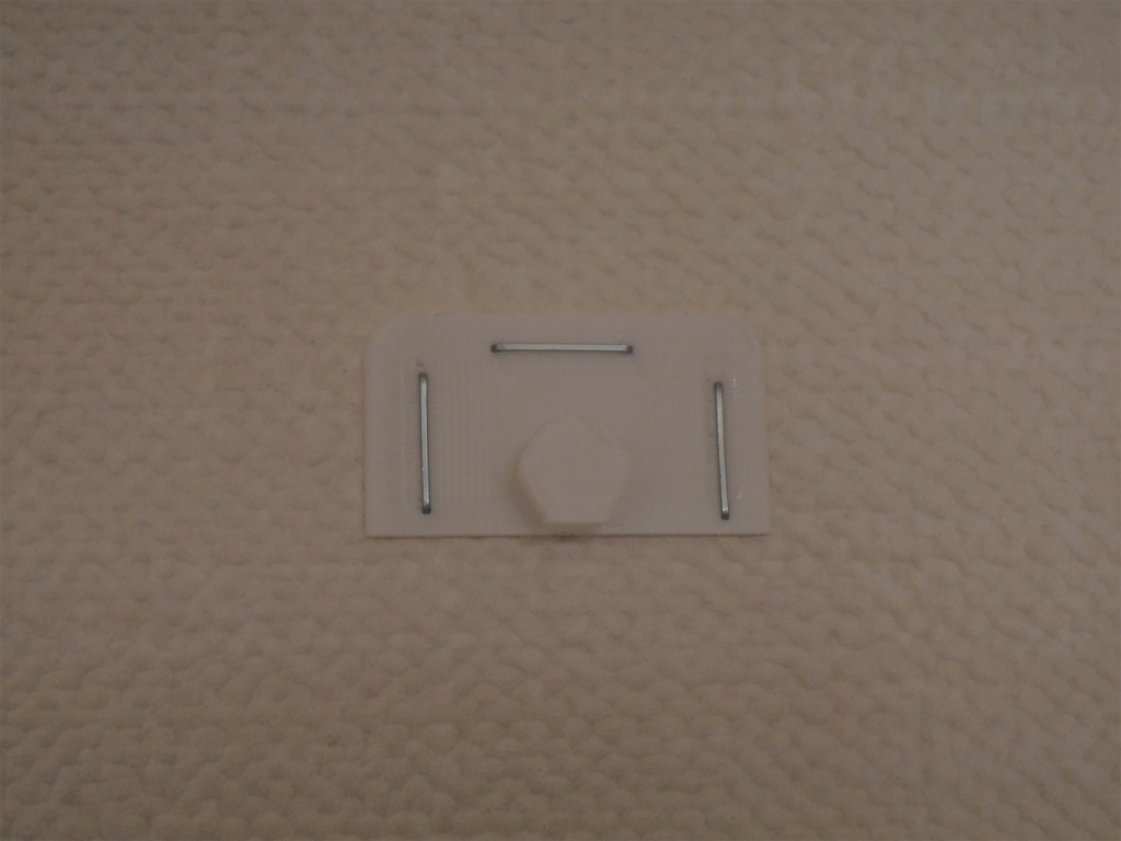 ホッチキスで取り付ける「壁掛けフック」と「ケーブルホルダー」