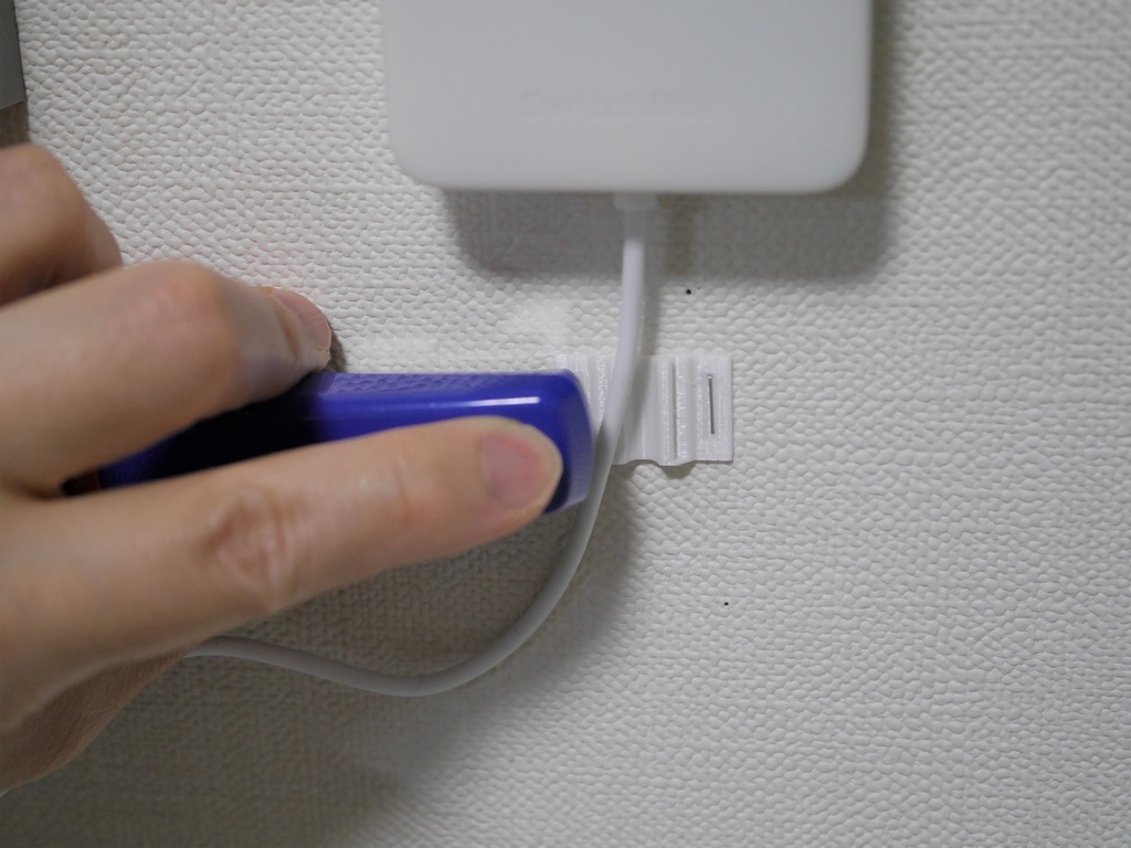 ホッチキスで取り付ける「壁掛けフック」と「ケーブルホルダー」