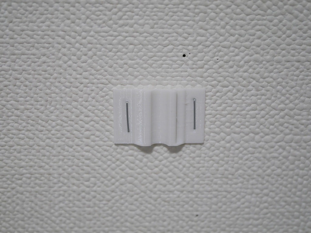 ホッチキスで取り付ける「壁掛けフック」と「ケーブルホルダー」