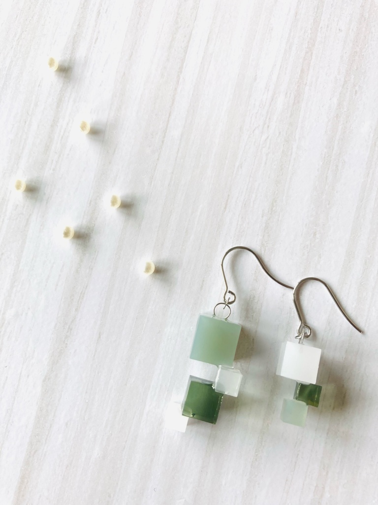 不規則な立方体 ～白緑～