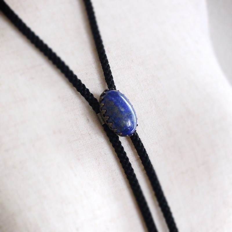 天然色ラピスラズリ ループタイ クラウン枠アンティーク調