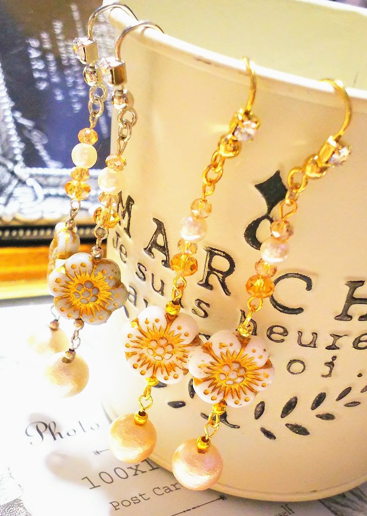 花 ピアス:イヤリング white/gray