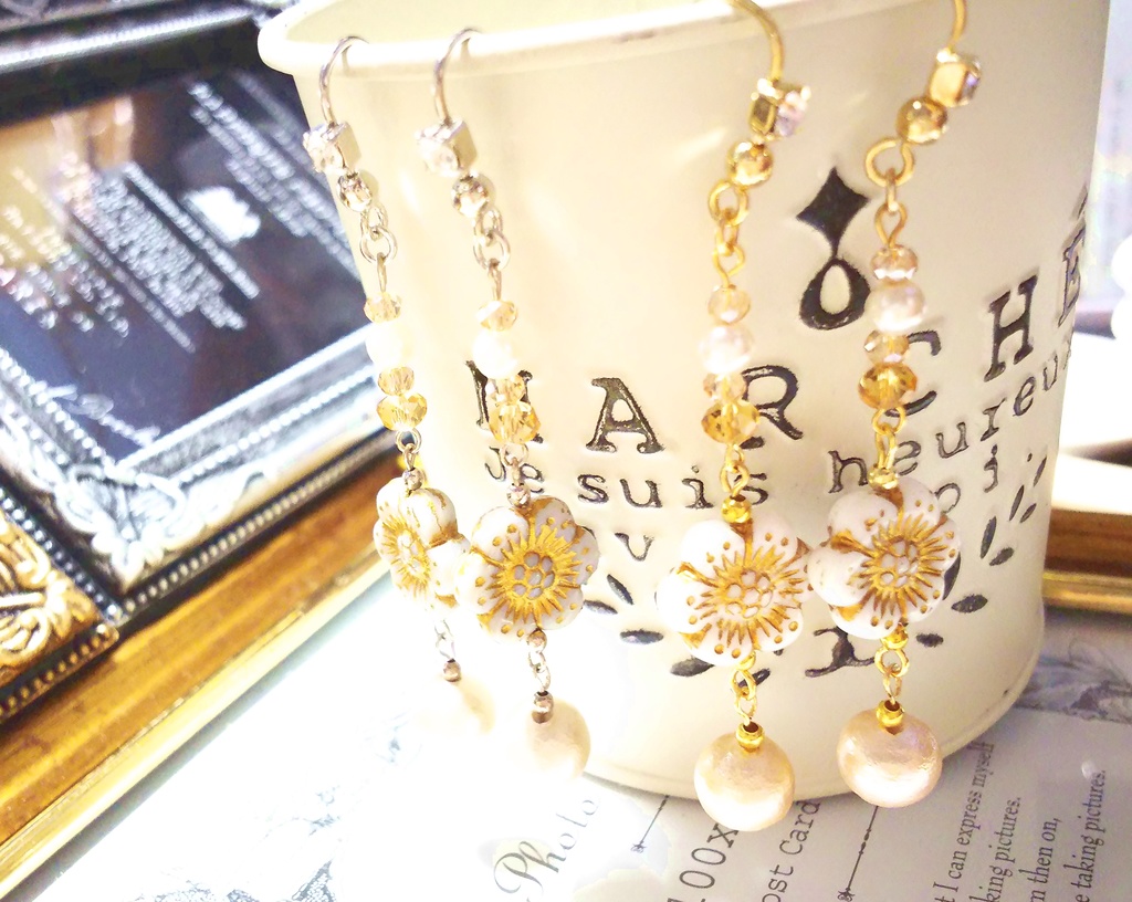 花 ピアス:イヤリング white/gray