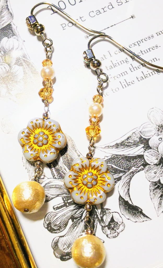 花 ピアス:イヤリング white/gray