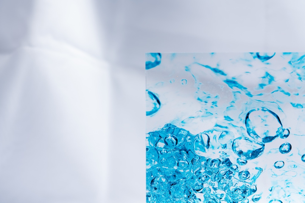 液体彫刻アクリルキューブ