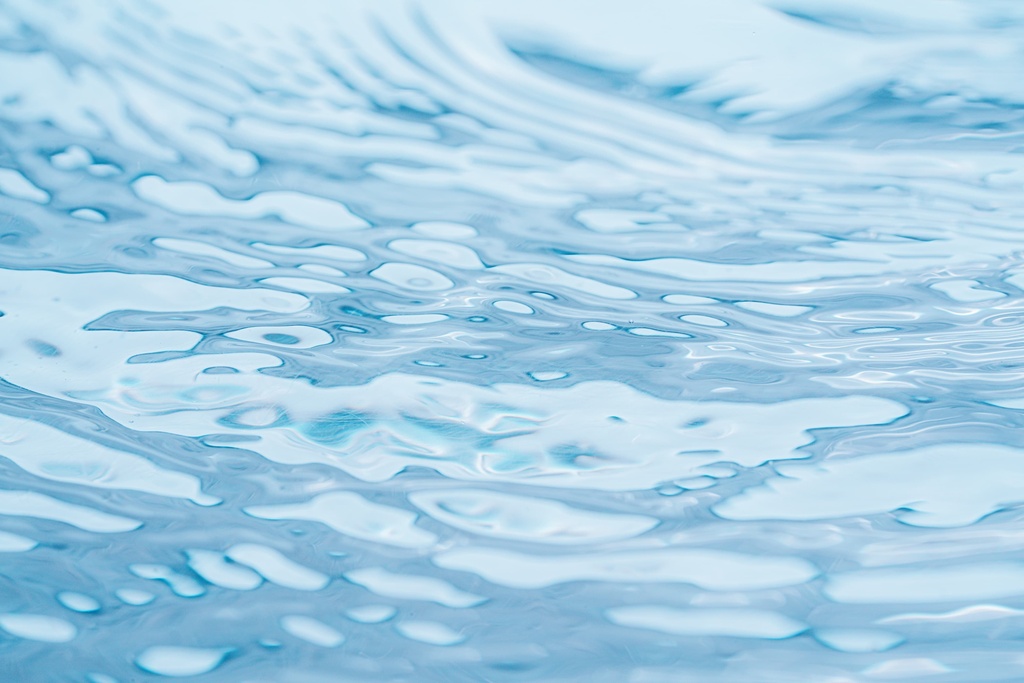 水面テクスチャ素材｜気泡と波紋の水面写真
