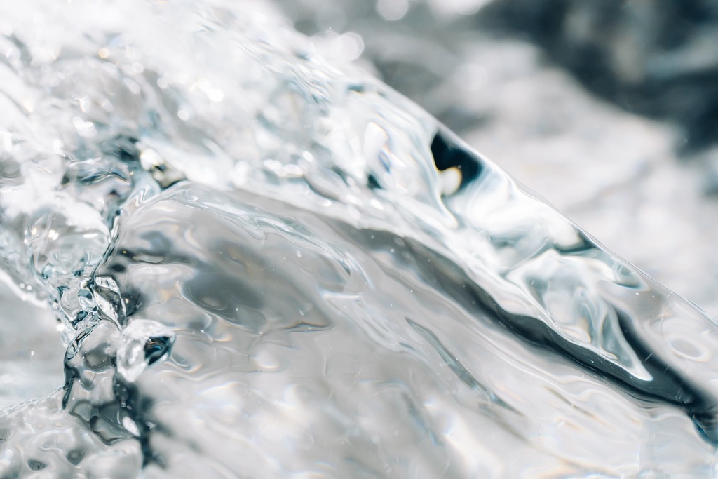 水面テクスチャ素材｜気泡と波紋の水面写真