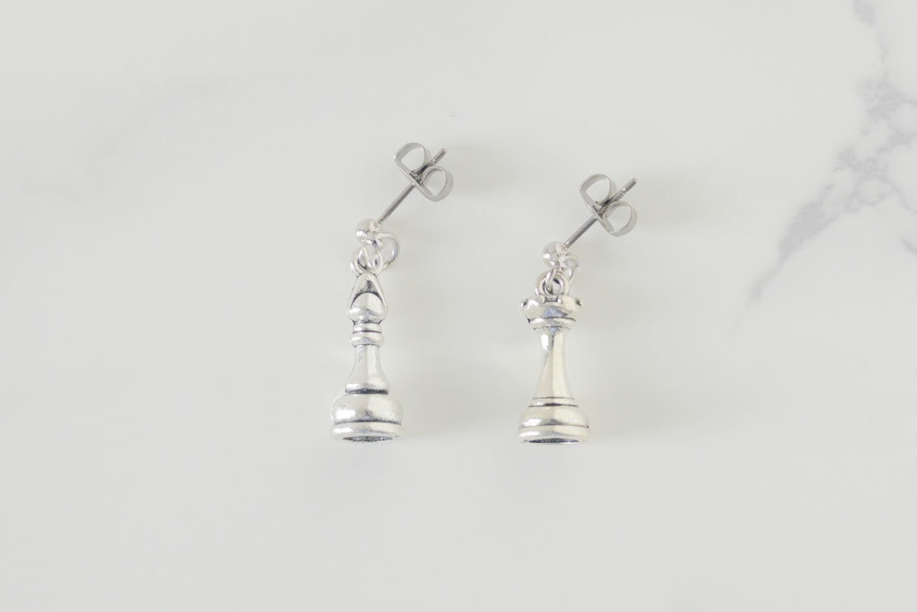 チェス駒ピアス