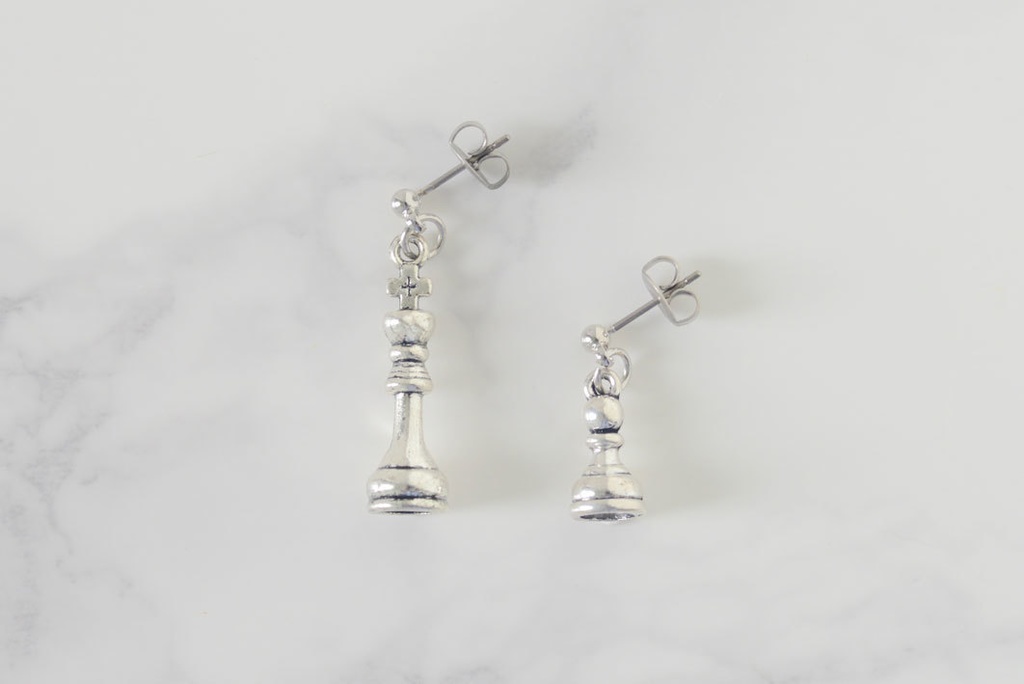 チェス駒ピアス