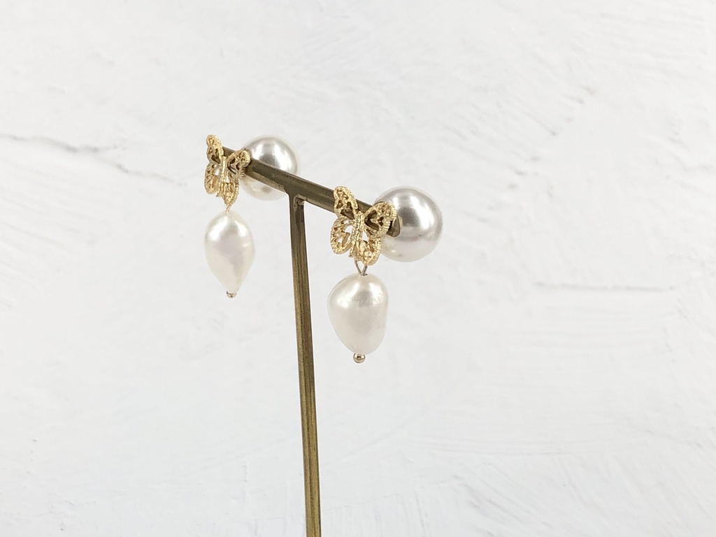 ゴールド蝶々と淡水パールのパールキャッチピアス K16GP