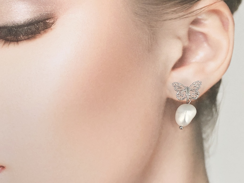 シルバー蝶々と淡水パールのパールキャッチピアス K16GP