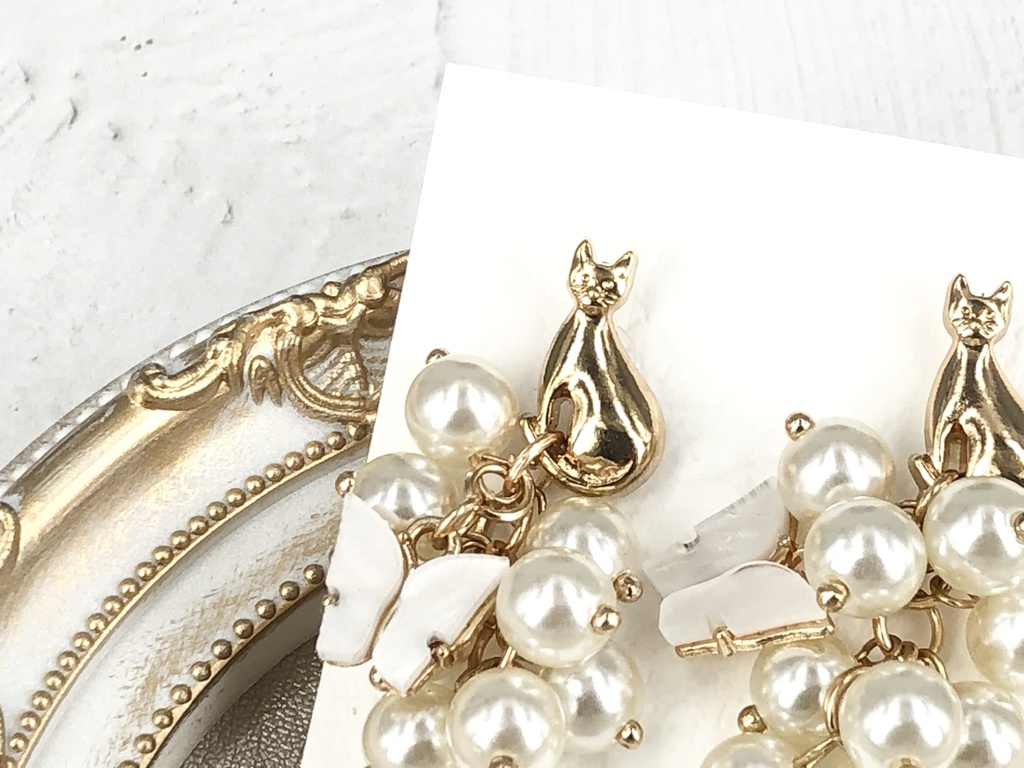 パール蝶々と遊ぶ猫のボタンピアス イヤリング