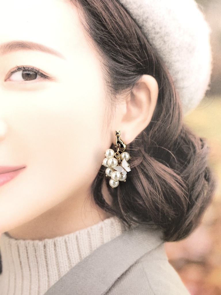 パール蝶々と遊ぶ猫のボタンピアス イヤリング