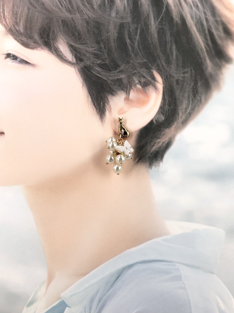 パール蝶々と遊ぶ猫のボタンピアス イヤリング