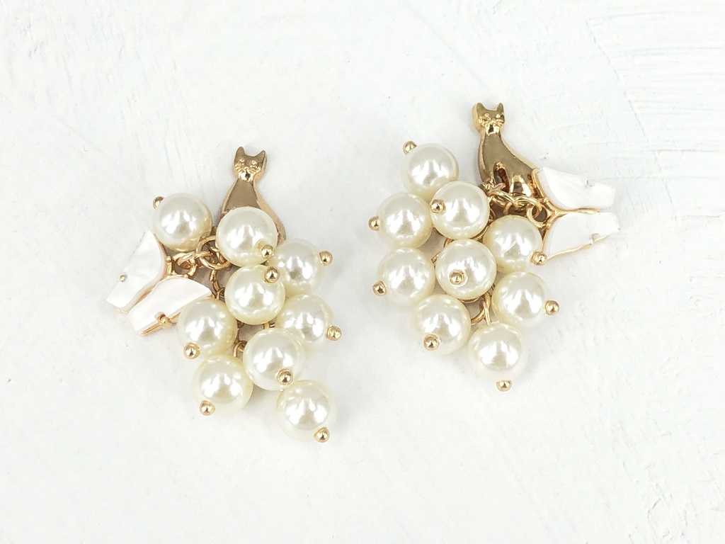 パール蝶々と遊ぶ猫のボタンピアス イヤリング