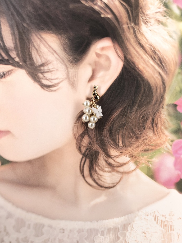 パール蝶々と遊ぶ猫のボタンピアス イヤリング