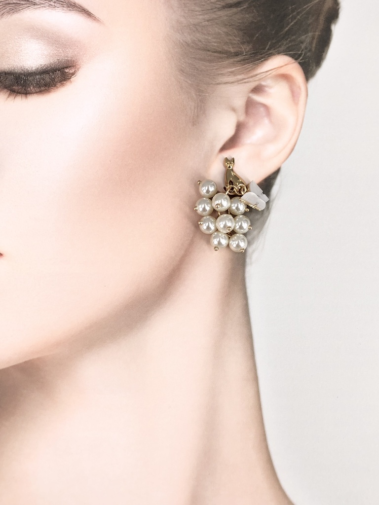 パール蝶々と遊ぶ猫のボタンピアス イヤリング