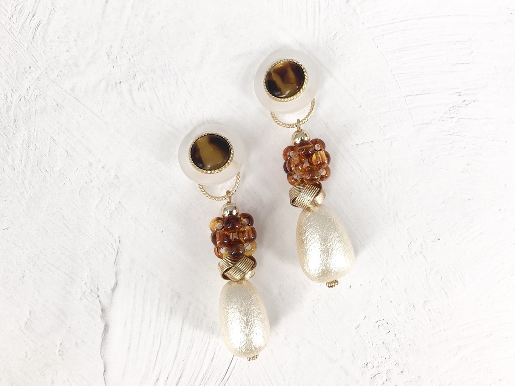 一点物 大ぶりパールとべっ甲ボタンイヤリング ピアス 秋 2way