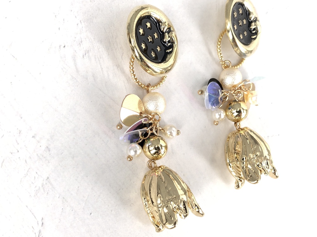 一点物 ゴールドフラワーが揺れるスパンコールとヴィンテージ三日月ボタンイヤリング ピアス 大ぶり 2way〜夜に咲く花〜