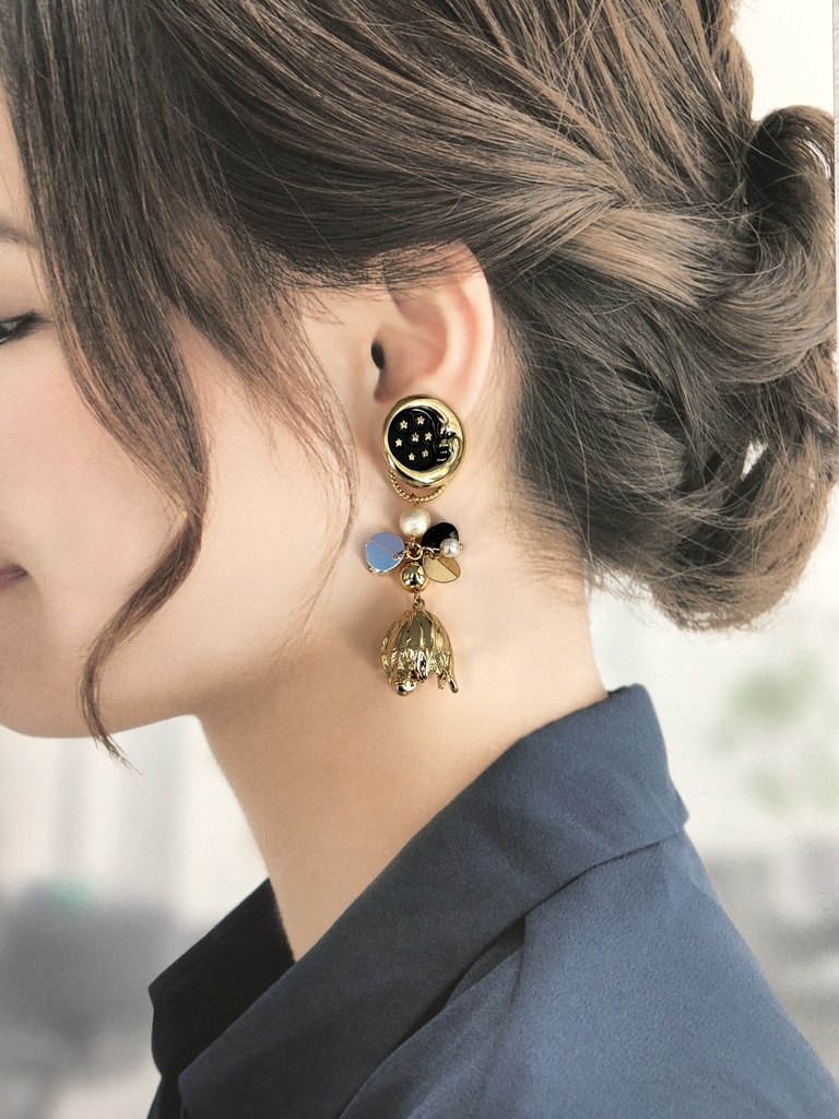 一点物 ゴールドフラワーが揺れるスパンコールとヴィンテージ三日月ボタンイヤリング ピアス 大ぶり 2way〜夜に咲く花〜