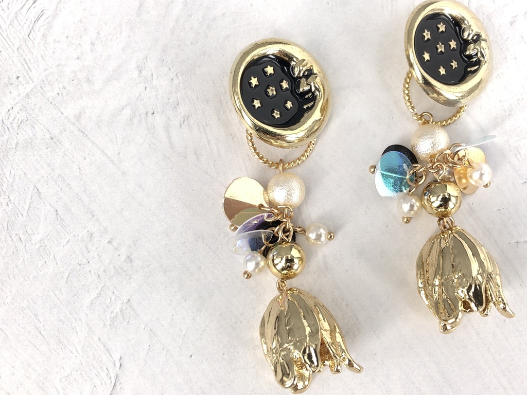 一点物 ゴールドフラワーが揺れるスパンコールとヴィンテージ三日月ボタンイヤリング ピアス 大ぶり 2way〜夜に咲く花〜
