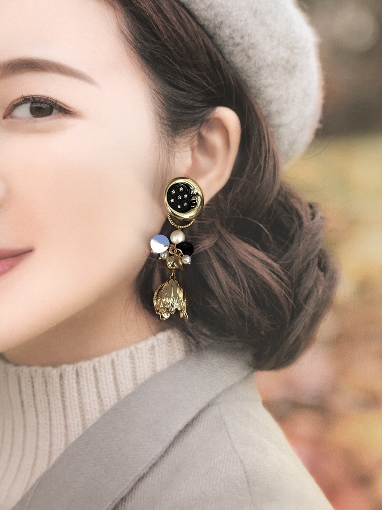 一点物 ゴールドフラワーが揺れるスパンコールとヴィンテージ三日月ボタンイヤリング ピアス 大ぶり 2way〜夜に咲く花〜