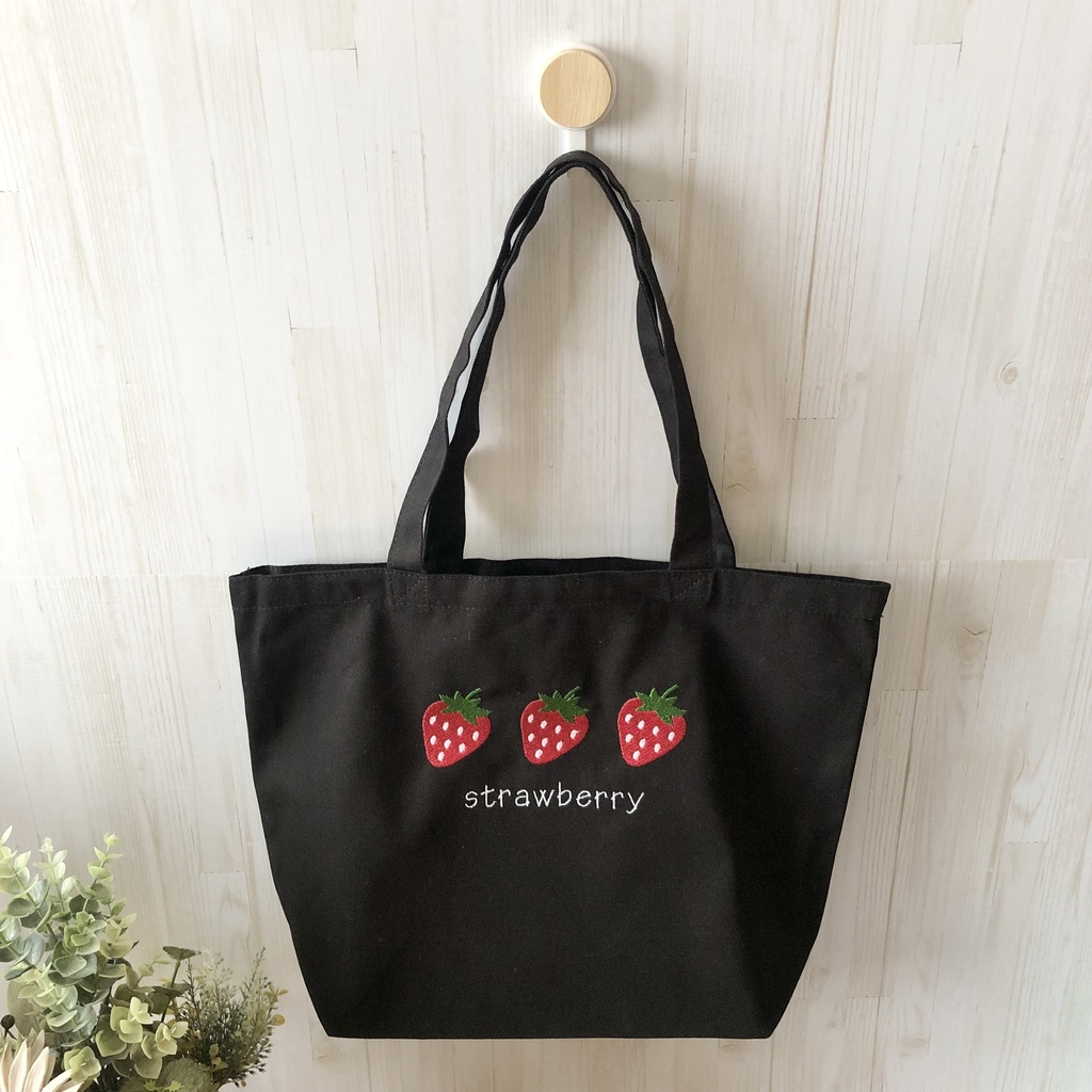 🍓いちご🍓刺繍入りキャンバストートバッグ♡ブラックver♡