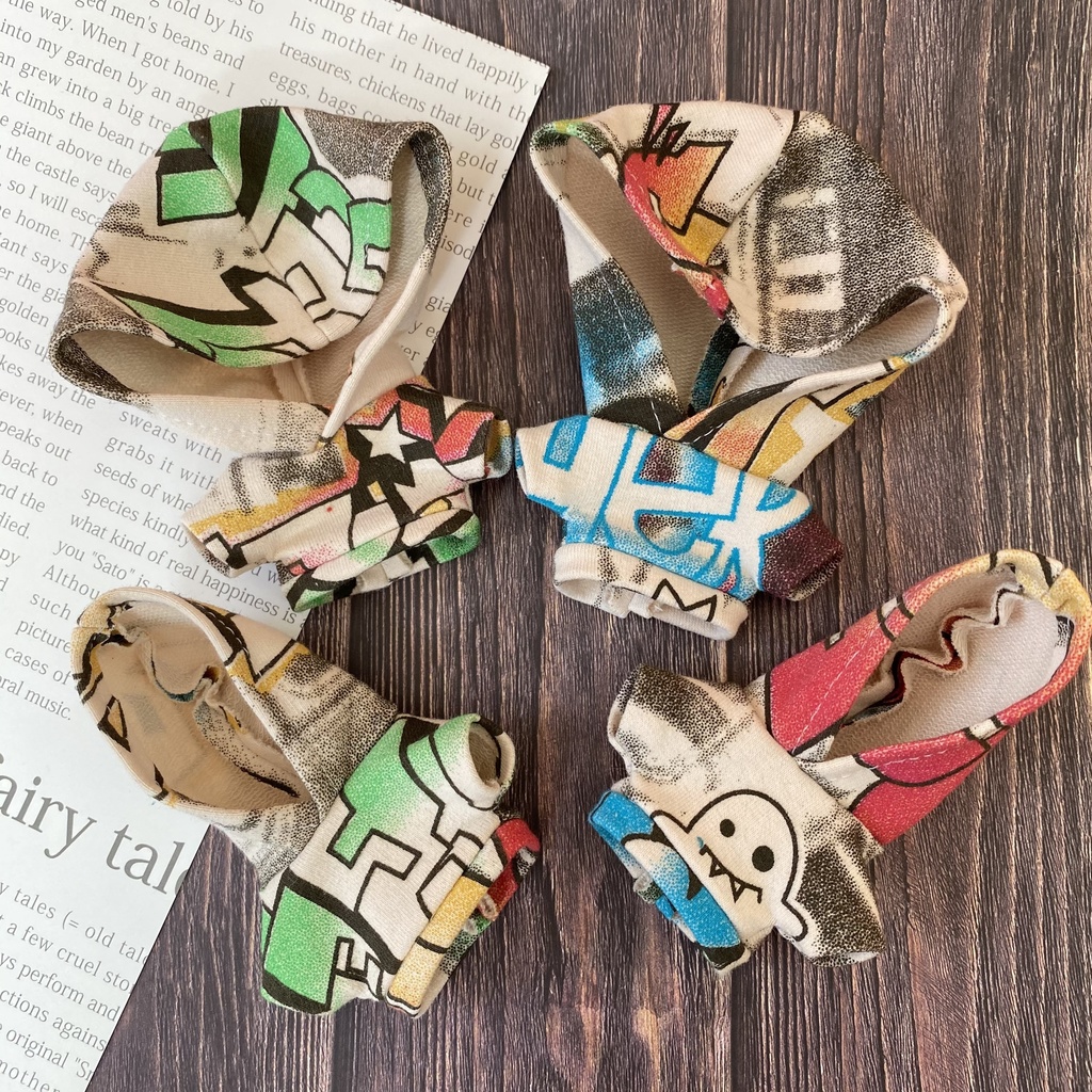 タギング柄パーカー