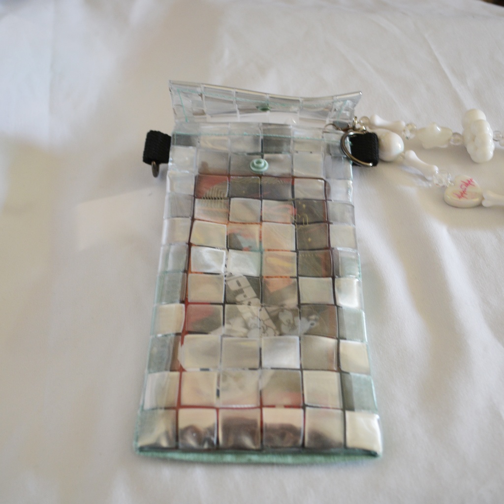 都市の光を閉じ込めた3wayスマホポーチ(しかく)