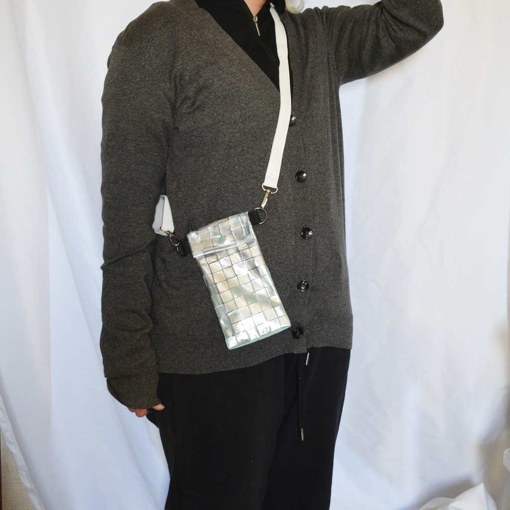 都市の光を閉じ込めた3wayスマホポーチ(しかく)