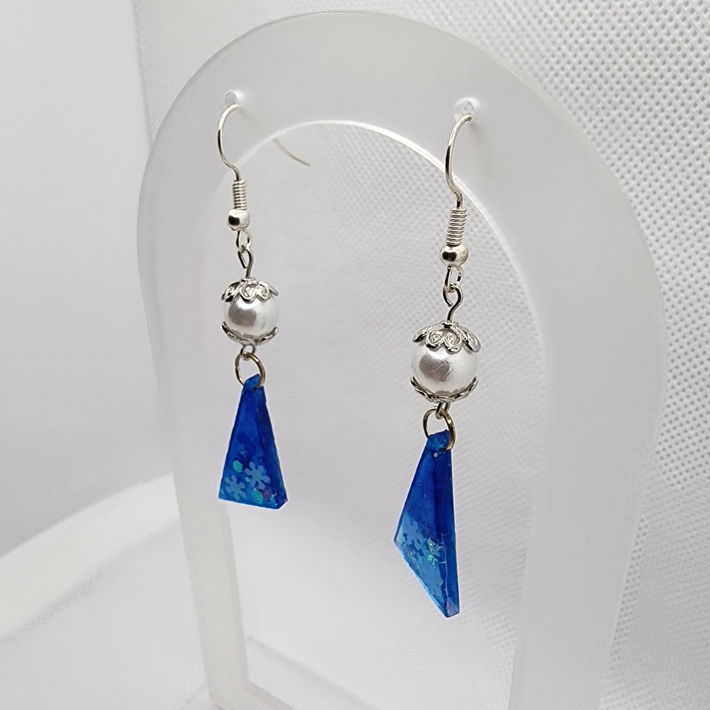 青い雪の結晶のレジン製ピアス ハンドメイド