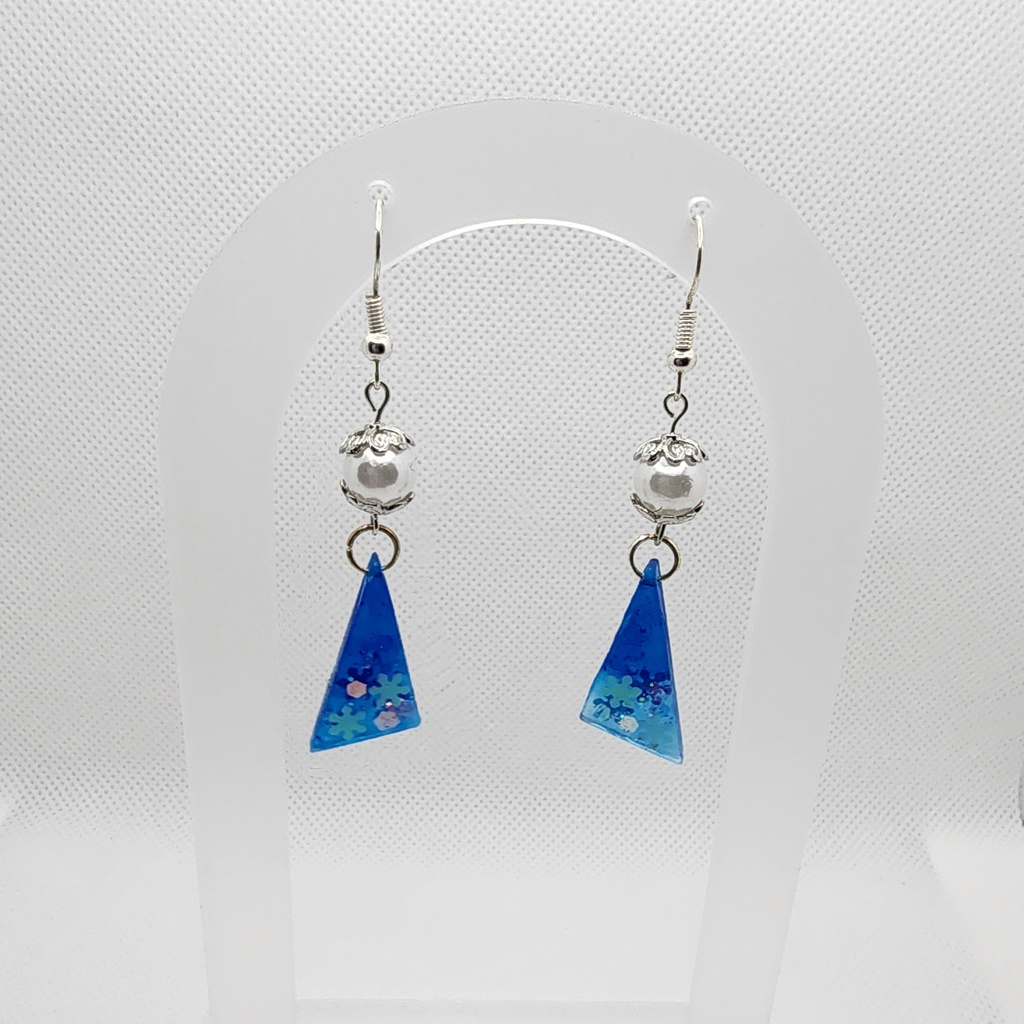 青い雪の結晶のレジン製ピアス ハンドメイド