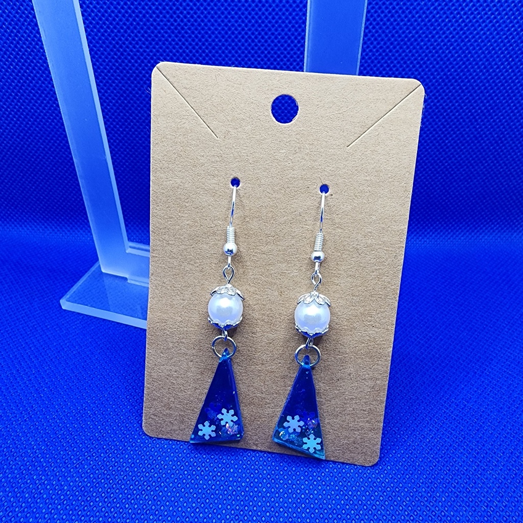 青い雪の結晶のレジン製ピアス ハンドメイド