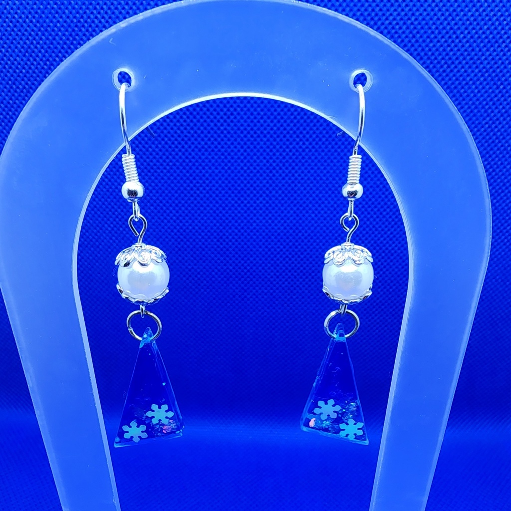 青い雪の結晶のレジン製ピアス ハンドメイド