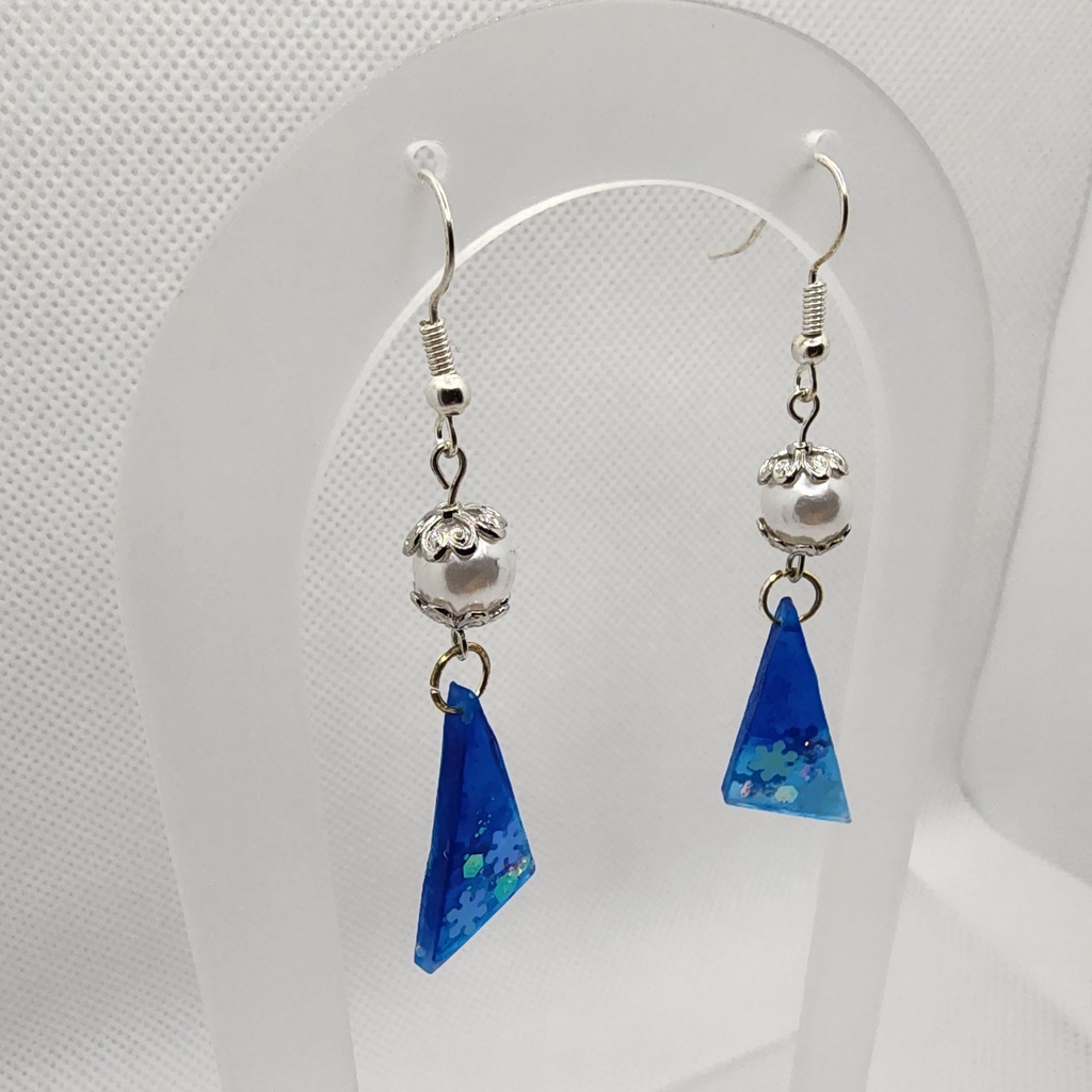 青い雪の結晶のレジン製ピアス ハンドメイド