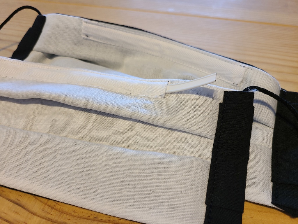 取り外し可能!ノーズフィット付き夏用マスク 水玉模様black(大玉)