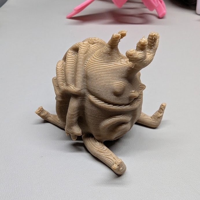 座ったカブトムシの土偶のフィギュア