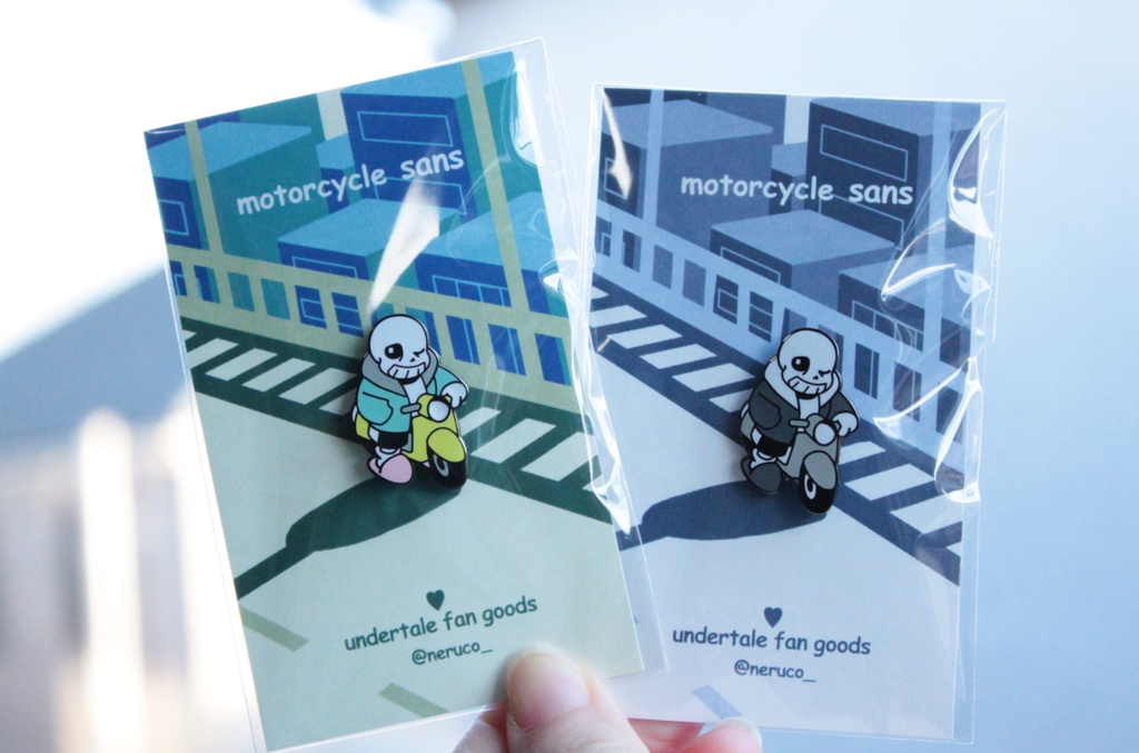 バイクに乗るサンズピンバッジ