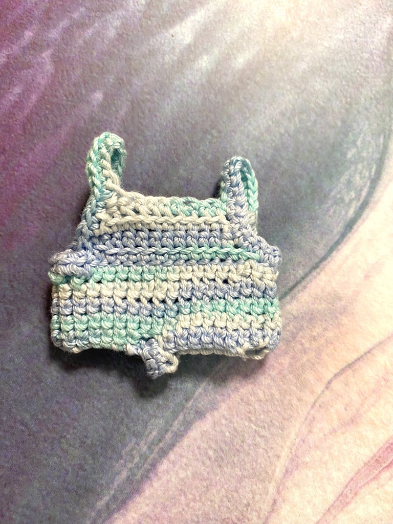 ゆる〜刺繍のサロペット “J”