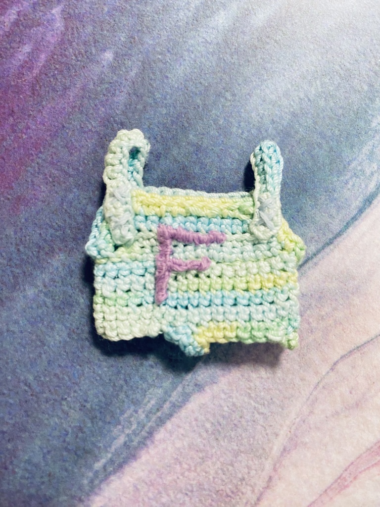 ゆる〜い刺繍のサロペット “F”