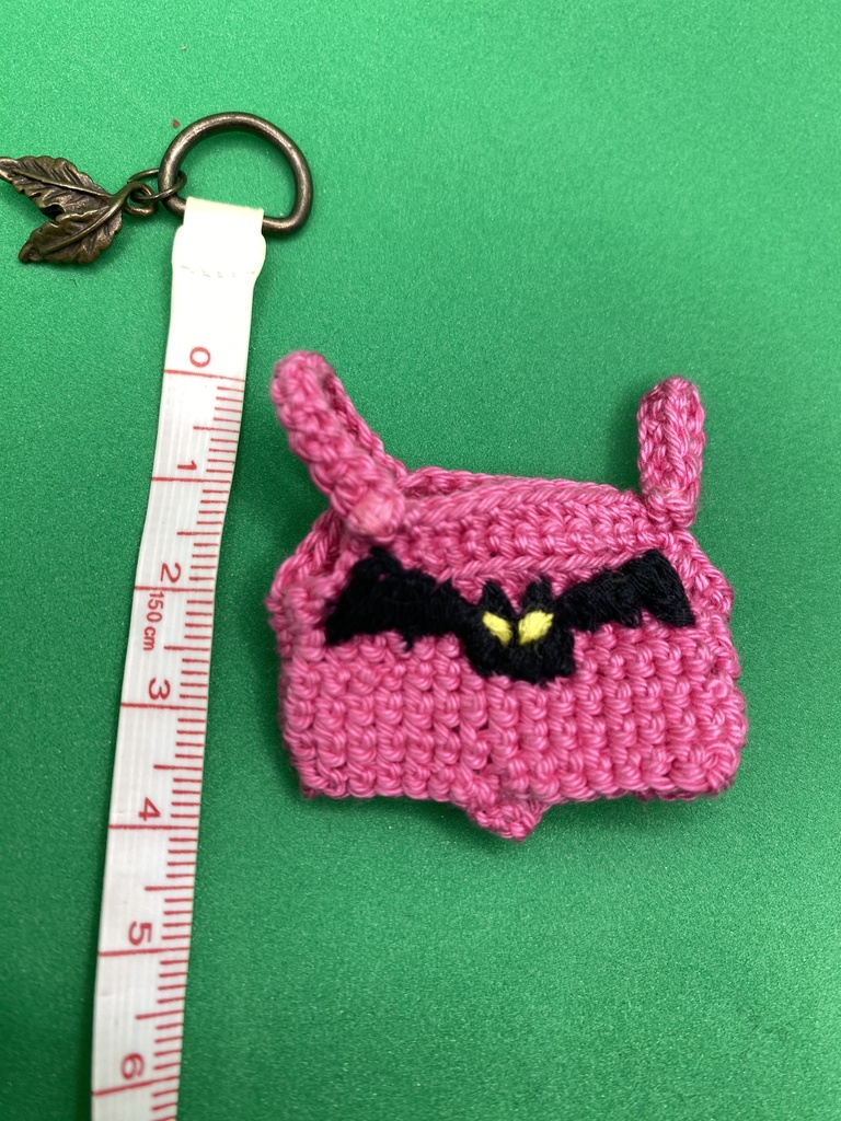 ゆる〜い刺繍のサロペット “コウモリ”