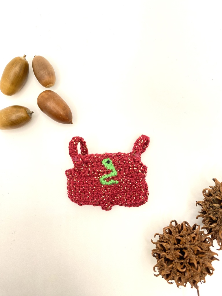 ゆる〜い刺繍のサロペット “ヘビ”