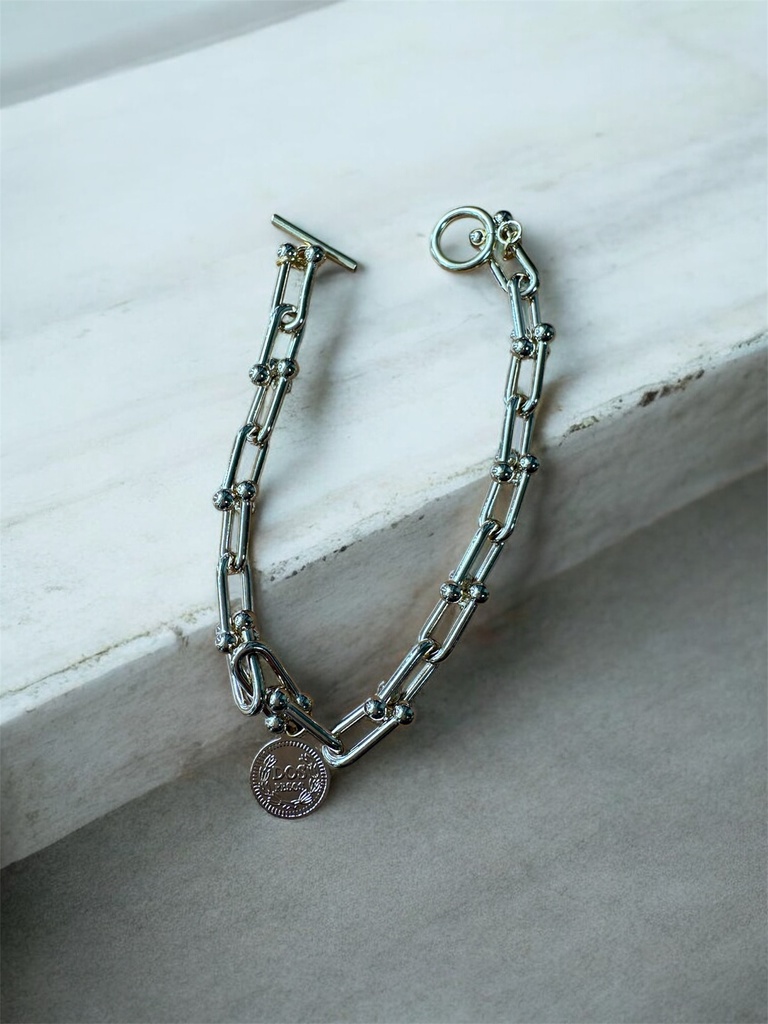 私の手をとって