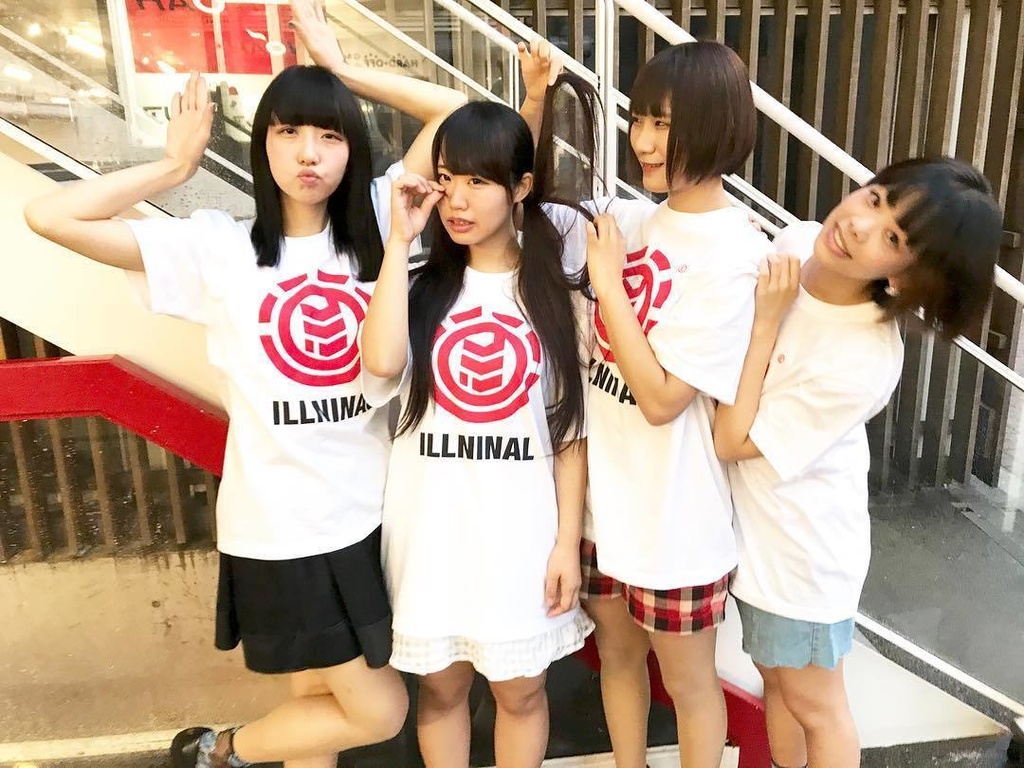 ILLNINAL Tシャツ(WHITE)