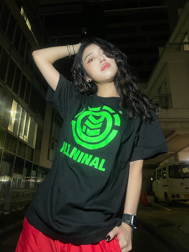 ILLNINAL Tシャツ（BLACK）