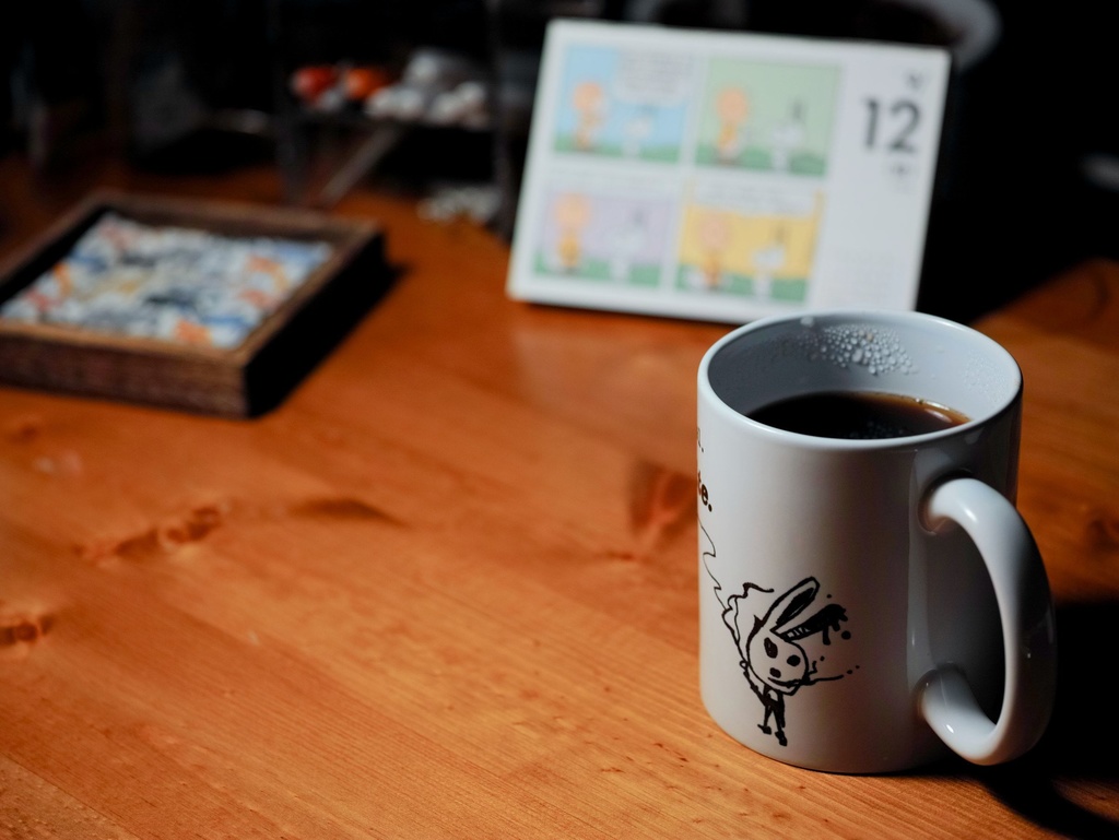 『白か黒かではなく白と黒なのだ臆病者め』ウサギたちの挽歌マグカップ