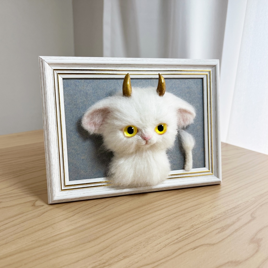 白い子の肖像(羊毛フェルトフレーム作品)