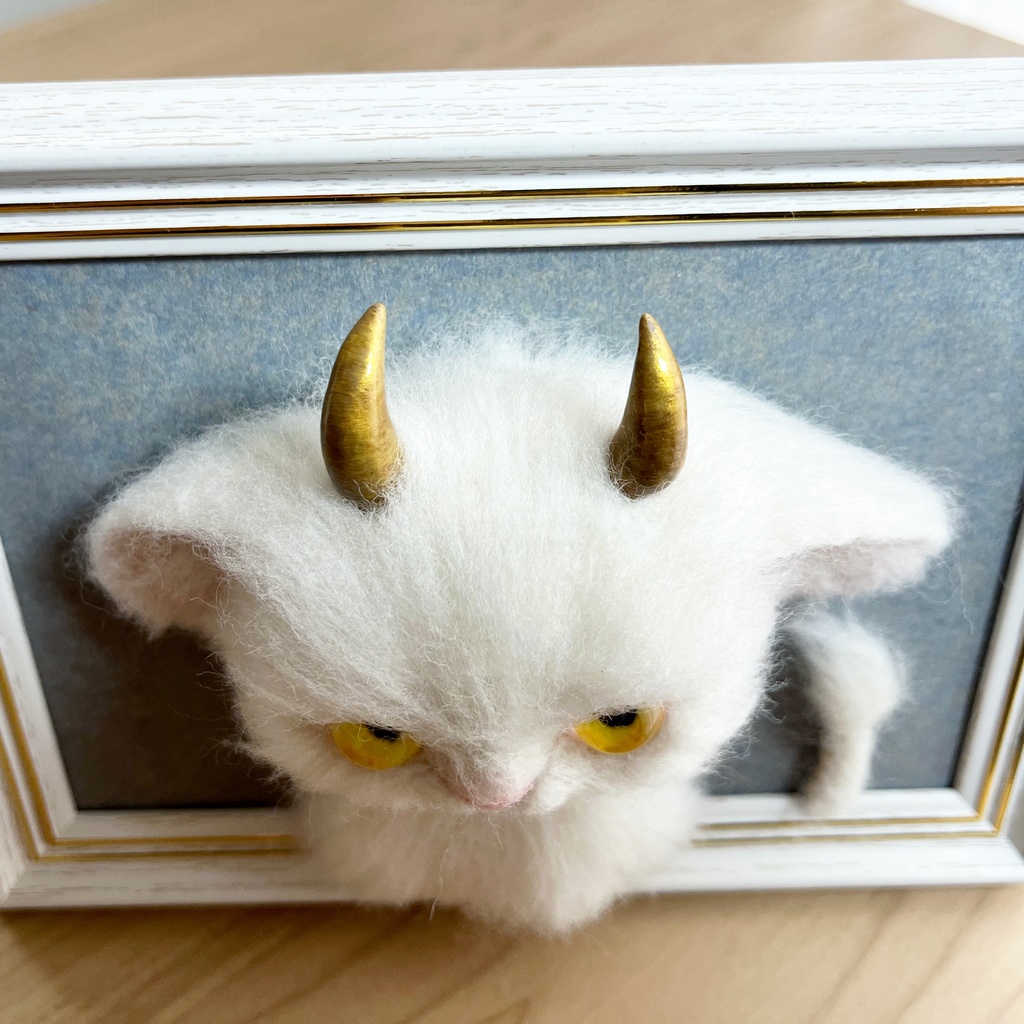 白い子の肖像(羊毛フェルトフレーム作品)