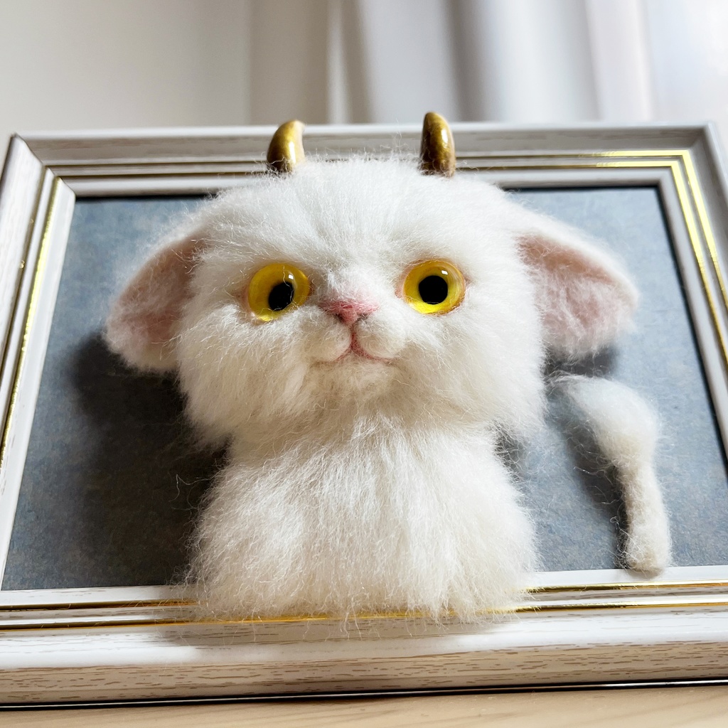 白い子の肖像(羊毛フェルトフレーム作品)