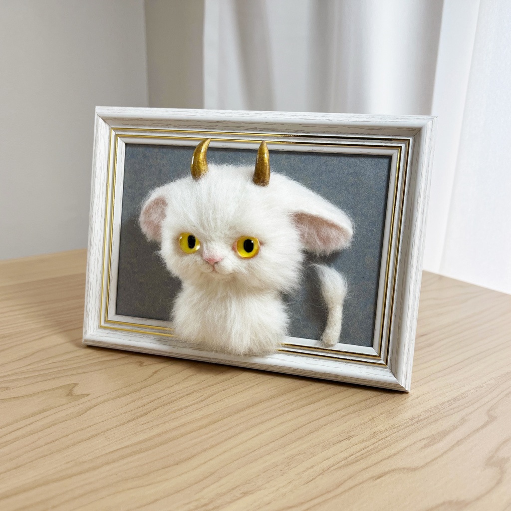 白い子の肖像(羊毛フェルトフレーム作品)